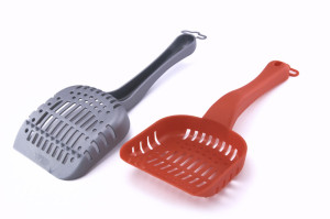 Small plastic cat litter scoop for litter boxes